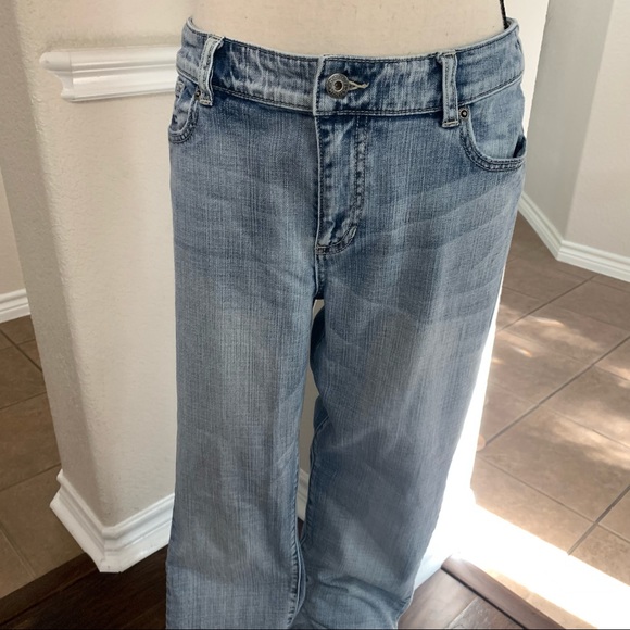 Chico’s Platinum denim light wash ultimate fit slim leg jeans - Picture 4 of 17